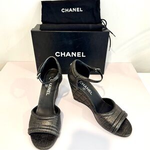 Chanel Black & Gold Leather Quilted Fantasy Wedge Sandal W Pearl CC Logo Sz 39.5